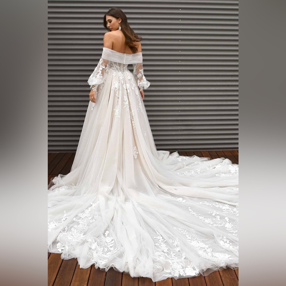 NEW, NEVER WORN, WEDDING DRESS - Martina Liana